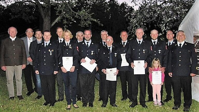 Beim Florianstag in Neustädtles konnten Feuerwehrleute für 25 bzw. 40 Jahre aktiven Feuerwehrdienst ihre staatlichen Ehrungen entgegen nehmen. Für den Einsatz der Floriansjünger dankten Landrat Thomas Habermann (links), KBR Stefan Schmöger (rechts), KBM Manfred Wawretschka (2.v.re.), Nordheims 2. Bürgermeister Roberto Breunig, Sondheims Gemeindeoberhaupt Thilo Wehner und Hausens 2. Bürgermeister Frank Eckert (ab 2.v.l.) sowie Fladungens Stadtchefin Agathe Heuser-Panten (nicht im Bild).