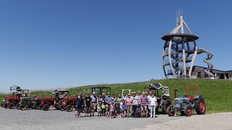 Die Teilnehmer der Oldtimertraktoren-Fahrt aus Heustreu und Unsleben an ihrem Ziel vor Noahs Segel in Thüringen.