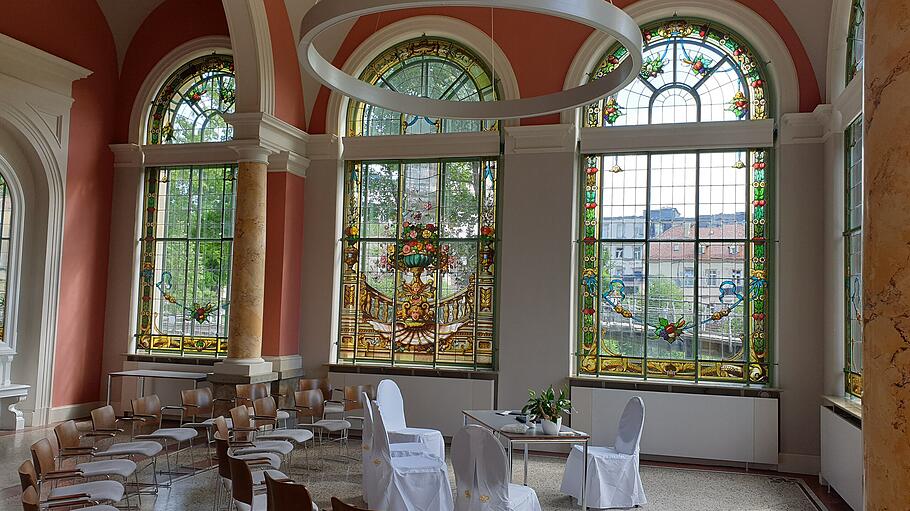 Heiraten in Bad Kissingen       -  Der östliche Eckpavillon im Luitpoldbad erinnert an die Epoche des Jugendstils.