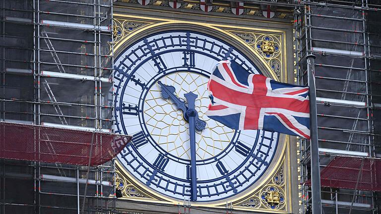 Die Uhr am Glockenturm des Parlaments in London ist von Baugerüsten umgeben. Ob die größte Glocke des Turms, Big Ben, läuten darf, bewegt die Gemüter auf der Insel.&nbsp; &nbsp;&nbsp;