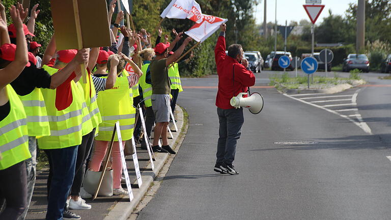 Warnstreik bei Hiestand in Gerolzhofen: Die Produktion stand am Donnerstag still, die Gewerkschaft Nahrung-Genuss-Gaststätten (NGG) hatte die Hiestand-Mitarbeiter dazu aufgerufen, die Arbeit niederzulegen. Den Streik führte NGG-Geschäftsführer Ibo Ocak (vorne, mit Megaphon) an.