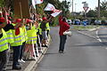 Warnstreik bei Hiestand in Gerolzhofen: Die Produktion stand am Donnerstag still, die Gewerkschaft Nahrung-Genuss-Gaststätten (NGG) hatte die Hiestand-Mitarbeiter dazu aufgerufen, die Arbeit niederzulegen. Den Streik führte NGG-Geschäftsführer Ibo Ocak (vorne, mit Megaphon) an.