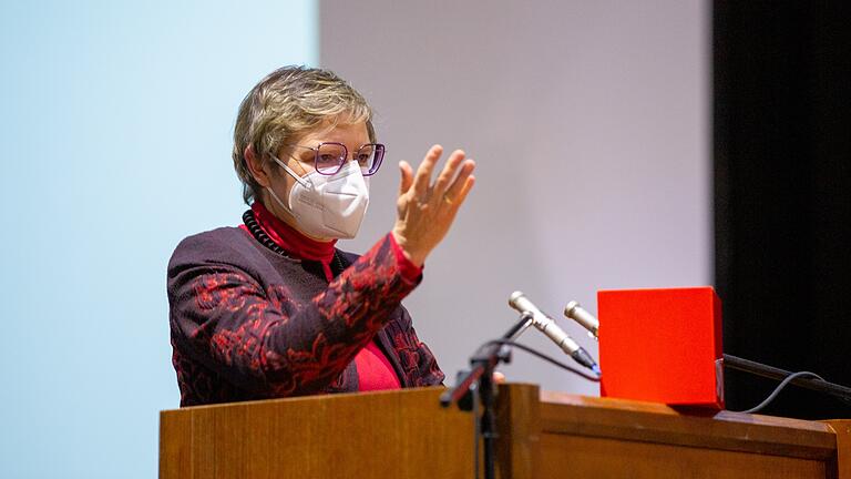 'Wir sind mitten in der dritten Welle': Einen emotionalen Appell an ihre Parteifreunde richtete die SPD-Gesundheitsexpertin Sabine Dittmar beim Bezirksparteitag am Sonntag in Würzburg. 'Wir sind mitten in der dritten Welle': Einen emotionalen Appell an ihre Parteifreunde richtete die SPD-Gesundheitsexpertin Sabine Dittmar beim Bezirksparteitag am Sonntag in Würzburg.