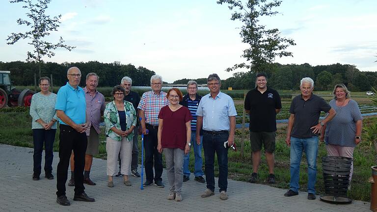 Mehr Teilnehmer als ursprünglich gemeldet konnte Christine Unsleber (links), Geschäftsführerin des Kreisverbandes für Gartenbau, beim Bauernhofcafé Götz in Röthlein begrüßen. Auch Kreisvorsitzender Frank Bauer (4. v.r.) freute sich über die gelungene Veranstaltung und dankte der gastgebenden Familie Michael, Martin und Margit Götz (rechts). Mehr Teilnehmer als ursprünglich gemeldet konnte Christine Unsleber (links), Geschäftsführerin des Kreisverbandes für Gartenbau, beim Bauernhofcafé Götz in Röthlein begrüßen. Auch Kreisvorsitzender Frank Bauer (4. v.r.) freute sich über die gelungene Veranstaltung und dankte der gastgebenden Familie Michael, Martin und Margit Götz (rechts).