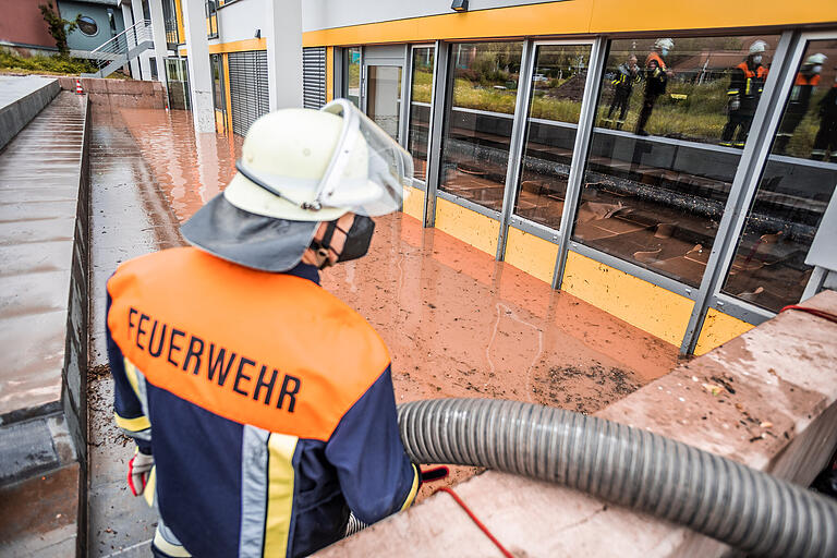 Feuerwehreinsatz an der Dr.-Ernst-Schmidt Realschule in Ebern: Nach dem Starkregen wurde das Kellergeschoss überflutet.&nbsp;