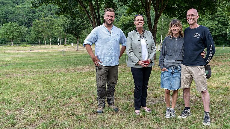 Der Campingplatz Neustadt hat neue Pächter (von links): leitender Mitarbeiter Florian Pfeuffer, Stephanie Prinzessin zu Löwenstein und das neue Pächterpaar Patricia und Jens Jercke.&nbsp;