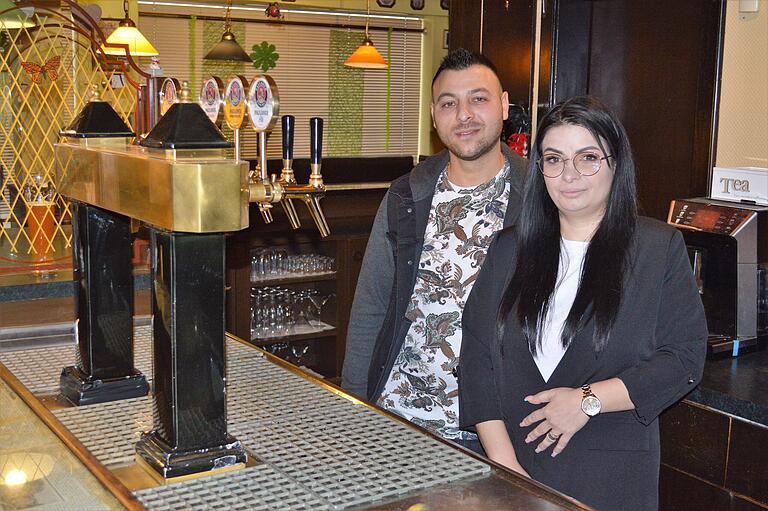 Neuanfang nach über einem Jahr Schließung: Tina und Nicku Firescu sind die neuen Pächter des Kultlokals 'Extrablatt' am Marktplatz in Bad Königshofen.