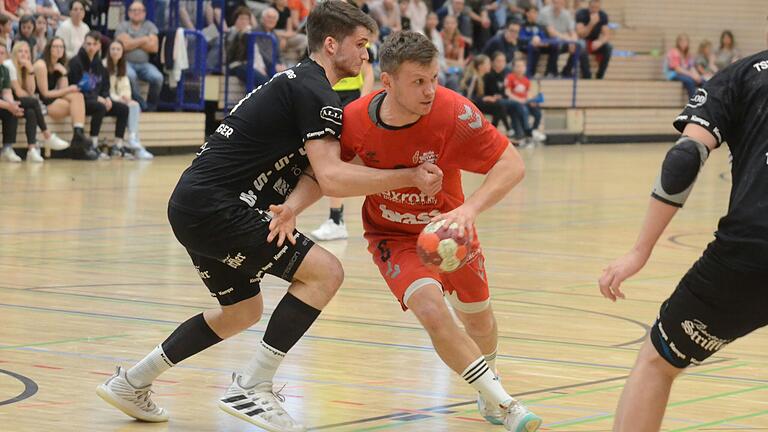 Lohrs Spielertrainer Maximilian Schmitt (rechts am Ball im Duell mit dem Rothenburger Anton Ehrlinger) rieb sich in Zweikämpfen mit der Gästedeckung auf.