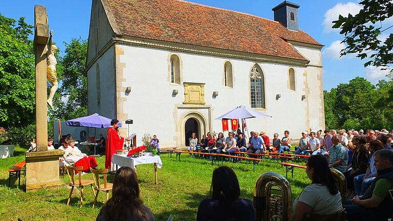 Vor der Kunigundenkapelle bei Burgerroth feierten am Pfingstmontag  Hunderte von Gläubigen Gottesdienst mit Pfarrer Silvester Ottoplacka.