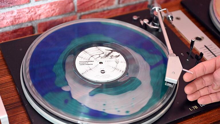 Veredelte Vinyl-Schallplatten - Längst nicht alles Schwarz: Vinyl gibt es in vielen Farben oder auch veredelt mit Sand oder sogar Flüssigkeit im Inneren einer transparenten Schallplatte. Veredelte Vinyl-Schallplatten - Längst nicht alles Schwarz: Vinyl gibt es in vielen Farben oder auch veredelt mit Sand oder sogar Flüssigkeit im Inneren einer transparenten Schallplatte.