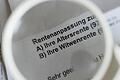 Rentenbescheid       -  Je mehr Kinder Frauen zur Welt bringen, desto niedriger ist später ihre Rente. Foto: Jens Kalaene/Archiv