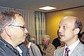 Gespräch nach dem Vortrag: Dr. Bernd Kaskas (rechts), neuer Chefarzt der Inneren Abteilung der Geomed-Klinik, tauscht sich mit einem Zuhörer über das Thema &bdquo;Dickdarm&ldquo; aus.