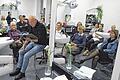 Mutige Frauen: In der Reihe LesART las Autor Peter Braun im Friseursalon Heike aus seinem Buch &bdquo;Mutige Frauen&ldquo;.