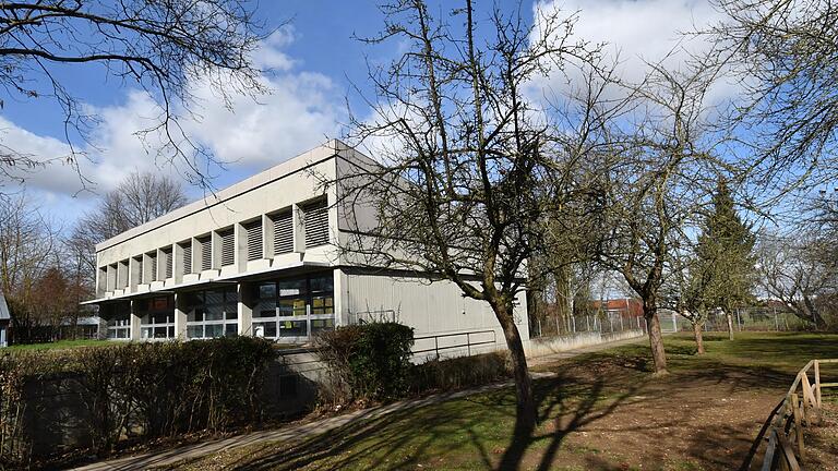 Die Tage der alten Schulturnhalle sind gezählt. Im Herbst, spätestens aber im nächsten Frühjahr soll der Bau einer neuen Dreifach-Sporthalle beginnen. Das Gesamtprojekt mit Kosten von 7,2 Millionen Euro wird im Lauf der nächsten drei Jahre umgesetzt. Die Tage der alten Schulturnhalle sind gezählt. Im Herbst, spätestens aber im nächsten Frühjahr soll der Bau einer neuen Dreifach-Sporthalle beginnen. Das Gesamtprojekt mit Kosten von 7,2 Millionen Euro wird im Lauf der nächsten drei Jahre umgesetzt.