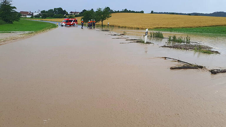 Die B279 zwischen Todtenweisach und Pfaffendorf war für zwei Stunden komplett für den Verkehr gesperrt.