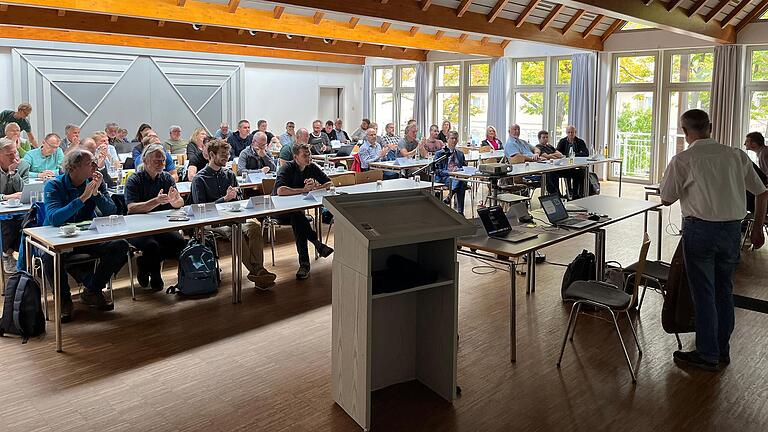 Das Bild zeigt die Teilnehmer der verschiedenen nordbayerischen Sektionen des Deutschen Alpenvereins.