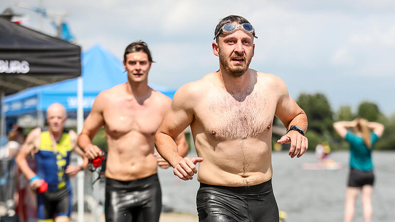 Schwimmen, Rad fahren, laufen: Quer durch die Stadt und das Kitzinger Land führte mit rund 700 Teilnehmern am Samstag 03.08.24  der beliebte Mainfrankentriathlon.
