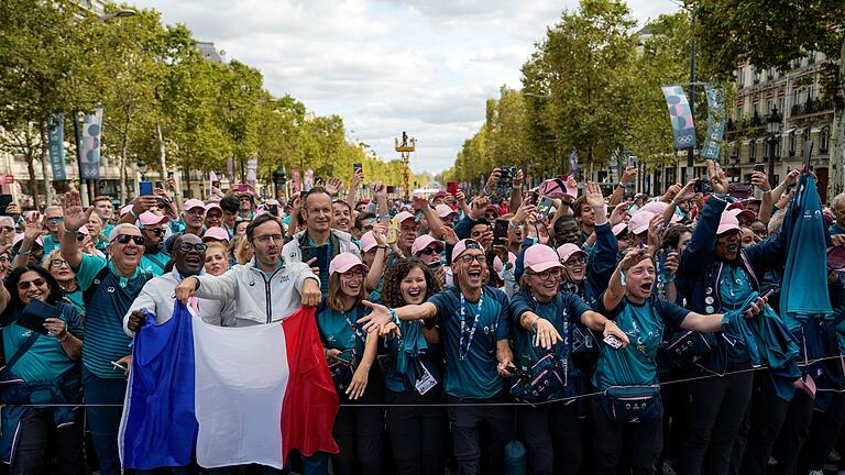 Paris verabschiedet Olympische Sommerspiele       -  Viele Menschen kamen zur Verabschiedung von den Olympischen Spielen und den Paralympics.