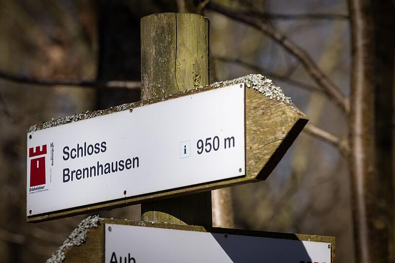 Unterwegs auf der Erlebnistour 'Wasserschloss und Reuthsee' in Sulzdorf an der Lederhecke. Manche Schilder scheinen schon etwas verwildert, Orientierung bieten sie aber dennoch. Unterwegs auf der Erlebnistour 'Wasserschloss und Reuthsee' in Sulzdorf an der Lederhecke. Manche Schilder scheinen schon etwas verwildert, Orientierung bieten sie aber dennoch.