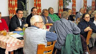 Insgesamt 15 Besucher &ndash; darunter vier Stadträte &ndash; konnte SPD-Ortsvorsitzender Stadtrat Stephan Schneider (links) zu einem Bürgergespräch zum Thema Spielhalle am Haßfurter Bahnhof im Saal der Gaststätte &bdquo;Zum Hirschen&ldquo; begrüßen.