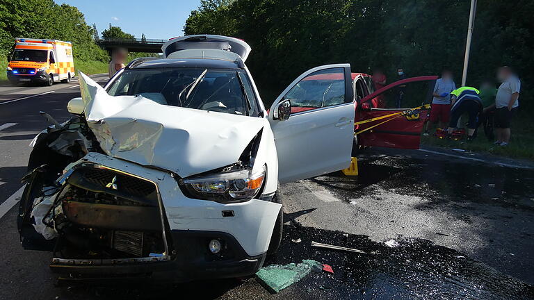 Der vorfahrtsberechtigte Mitsubishi prallte mit voller Wucht gegen den abbiegenden Renault (im Hintergrund).