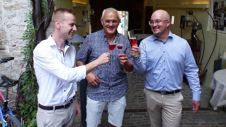 Klaus Behringer (Mitte) hat das 'Hinterhöfle' an Sebastian Bernhardt (links) und Florian Röschert übergeben. Klaus Behringer (Mitte) hat das 'Hinterhöfle' an Sebastian Bernhardt (links) und Florian Röschert übergeben.