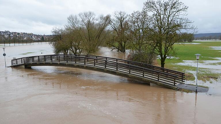 Die Saalewiesen zwischen Bad Neustadt und Salz im Landkreis Rhön-Grabfeld hatten sich vor dem Faschingswochenende in einen See verwandelt. Die Brücke ragt wie eine Insel aus dem Wasser.