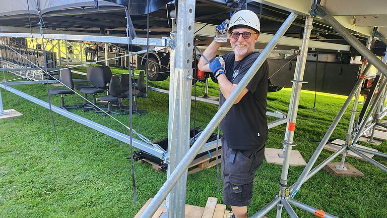 Open air Bad Kissingen       -  Die Bühne steht auf Sattelschleppern.18 Tonnen Ballast sorgen für die Standfestigkeit. Hier legt ein Crewmitglied gerade letzte Hand an.