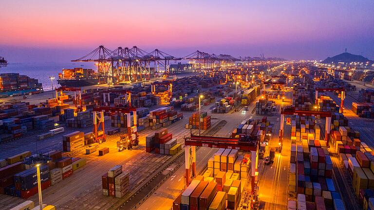 Containerhafen in Shanghai       -  Containerhafen in Shanghai: Deutschland und die EU sind über Trumps Ankündigung besorgt, China warnt vor einem Handelskrieg.