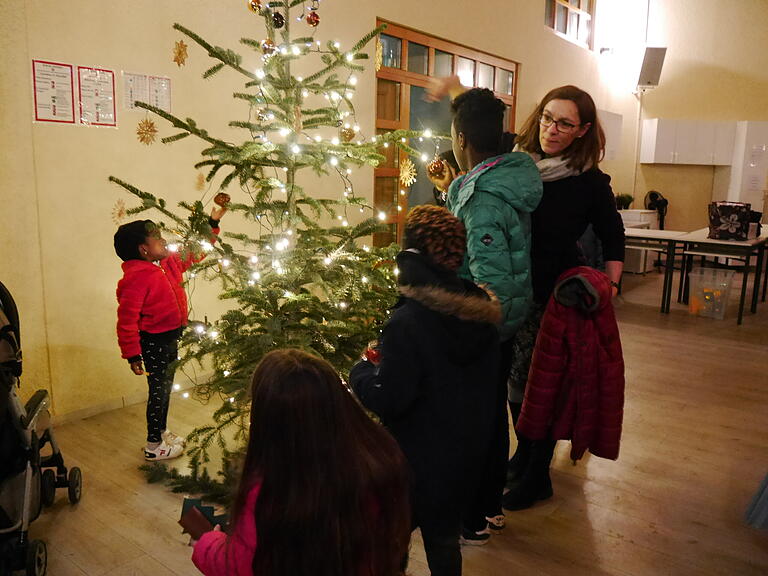 Lichterfest: In der ehemaligen Kasernen-Kapelle freuen sich die Kinder über einen Weihnachtsbaum.