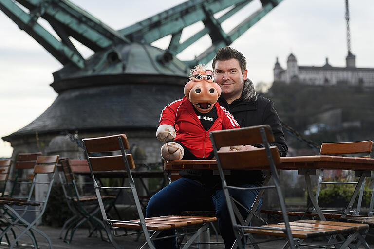 Sebastian Reich ,37, Amanda, volljährig, aus Würzburg.&nbsp; „Lachen ist die beste Medizin“, sagt Sebastian. Und seine Amanda nickt. Die beiden sitzen in einem leeren Biergarten am Alten Kranen in Würzburg. „Fasching fällt zwar aus, Humor und Spaß sind aber wichtiger denn je“, sagt Sebastian. Deswegen freut sich der 37-Jährige, dass die „Fastnacht in Franken“ trotz der Pandemie stattfindet. „Ein positives Signal in der ganzen Krise“, sagt Sebastian. Amanda fehlen allerdings die Politiker, die sie direkt ansprechen kann. „Aber wir machen das Beste draus!“, erklärt er. „Und freuen uns umso mehr auf nächstes Jahr.“