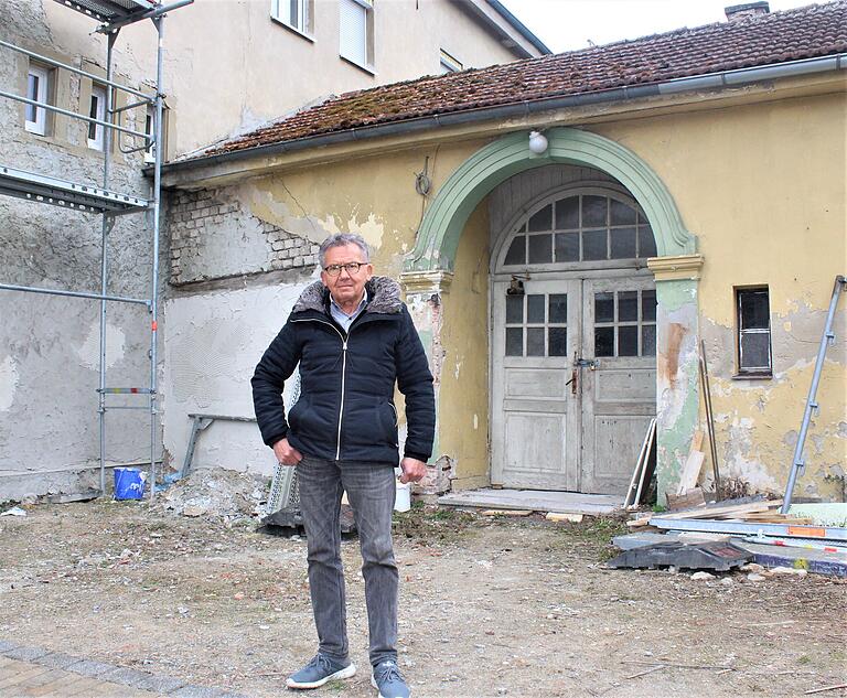 Ein nostalgischer Ort ist für Günter Möderl der Eingang zum früheren Schönbornsaal in Wiesentheid. Das war gleichzeitig der Eingang zum Kino.