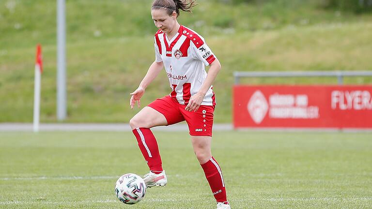 Maria Pfau führt die Kickers-Frauen in der Fußball-Bayernliga als Kapitänin aufs Feld. Mit 28 Jahren ist die Mittelfeldspielerin bereits die älteste Spielerin im Würzburger Kader.