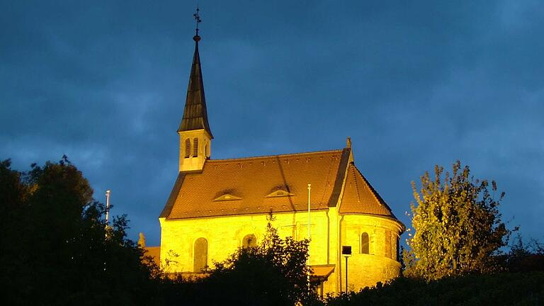 Die Randersackerer Kapelle in den Weinbergen über dem Ort wird in der Nacht nicht mehr beleuchtet.