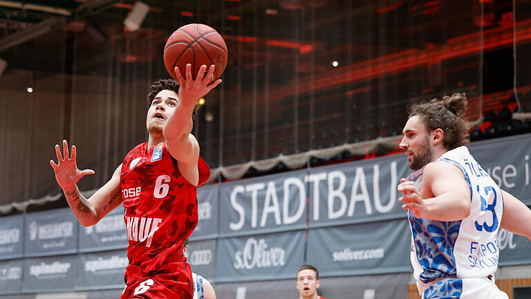 Joshua Obiesie (beim Korbleger), hier noch im Trikot der Würzburger gegen Frankfurt, kehrt am Freitag als Frankfurter nach Würzburg zurück.