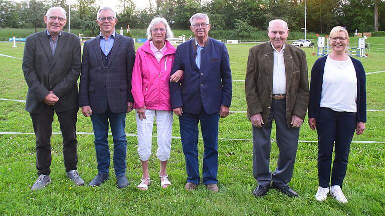 Die Vorsitzende des Reit- und Fahrvereins, Sibylle Wodzka (rechts) ehrte für herausragende Verdienste um den Verein (von links) Karl-Otto Dressel, Gerhard Moser, Inge und Günter Schiedermair und Paul Mader.