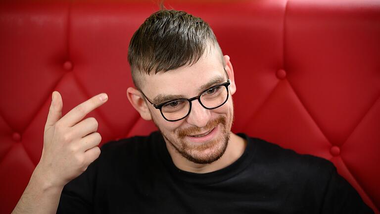 Jan lebte jahrelang in der festen Überzeugung, mit ihm stimme etwas nicht. Jan lebte jahrelang in der festen Überzeugung, mit ihm stimme etwas nicht.
