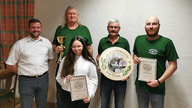 Stolz sein kann der Sportschützenverein Ditterswind auf diese erfolgreichen Mitglieder. Hintere Reihe von links: Schützenmeister Johannes Schwab, Königspokalgewinner Gerd Freymark, Gewinner der Passivenscheibe Sportleiter Erich Schwab und Vereinsmeister Peter Hellmuth; vorne Jugendmeister Sina Röckert. Es fehlt Lina Schneider, die den Wanderpokal errungen hatte.