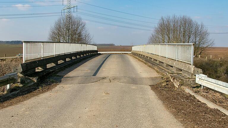 Unscheinbare 35 lange und sieben Meter breit: eine der beiden Brücken bei Euerfeld, die die Bahnstrecke von Bamberg nach Rottendorf überqueren. Unscheinbare 35 lange und sieben Meter breit: eine der beiden Brücken bei Euerfeld, die die Bahnstrecke von Bamberg nach Rottendorf überqueren.