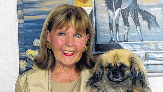 Annadora Diller-Köninger (mit Hündchen Ho Chi Minh) wird an diesem Donnerstag in Sommerhausen 80.  CLAUDIA SCHUHMANN