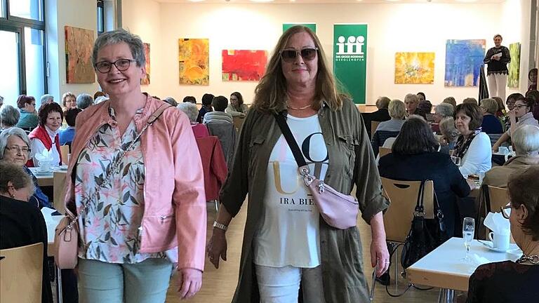 Zwei Models bei der Modenschau des Frauenbunds.