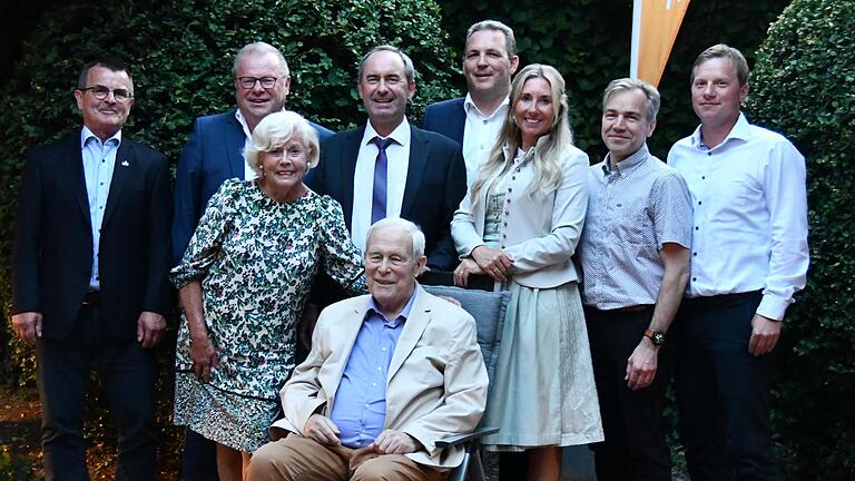Gruppenbild mit Armin Grein (vorne), dem Gründervater der Freien Wähler (von links): Joachim Hörnig, Reinhold Braun, Martha Grein, Hubert Aiwanger, Holger Seidel, Anna Stolz, Tobias Bernstein und Michael Braun. Gruppenbild mit Armin Grein (vorne), dem Gründervater der Freien Wähler (von links): Joachim Hörnig, Reinhold Braun, Martha Grein, Hubert Aiwanger, Holger Seidel, Anna Stolz, Tobias Bernstein und Michael Braun.