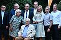 Gruppenbild mit Armin Grein (vorne), dem Gründervater der Freien Wähler (von links): Joachim Hörnig, Reinhold Braun, Martha Grein, Hubert Aiwanger, Holger Seidel, Anna Stolz, Tobias Bernstein und Michael Braun.
