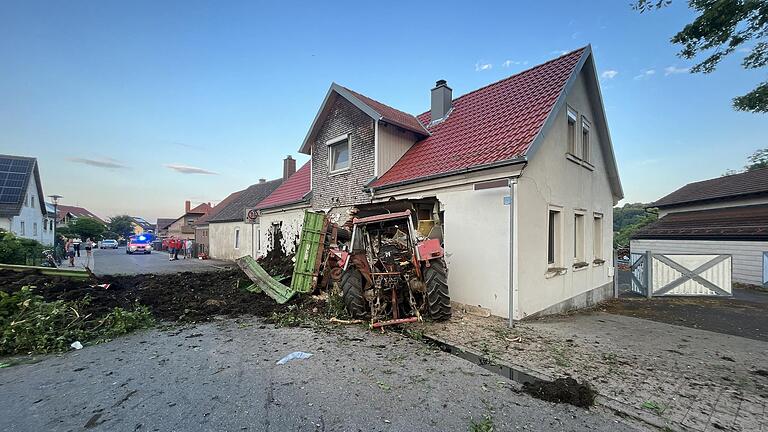 Nahezu ungebremst schlug ein mit sechs Tonnen Mist beladener Traktor in die Wand eines Hauses in Bischofsheim.&nbsp;