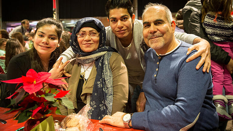 Auch in diesem Jahr feiert die Gemeinschaft Sant'Egidio Weihnachten. Rund 1300 Flüchtlinge, Migranten, alte Menschen, Menschen mit Behinderungen und Menschen in anderen schwierigen Lebenslagen sind am 1. Weihnachtsfeiertag in die Würzburger Posthalle gekommen, um das Fest gemeinsam zu zelebrieren . 500 Helfer sorgten zudem für einen reibungslosen Ablauf. Auch in diesem Jahr feiert die Gemeinschaft Sant'Egidio Weihnachten. Rund 1300 Flüchtlinge, Migranten, alte Menschen, Menschen mit Behinderungen und Menschen in anderen schwierigen Lebenslagen sind am 1. Weihnachtsfeiertag in die Würzburger Posthalle gekommen, um das Fest gemeinsam zu zelebrieren . 500 Helfer sorgten zudem für einen reibungslosen Ablauf.