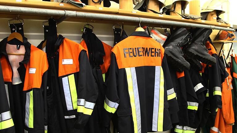Der Schutzanzug 'Bayern 2000' (im Bild) der Gemündener Feuerwehren wird nach und nach ausgemustert. Die Jacken des Nachfolgemodells werden in der Grundfarbe rot mit gelben Reflektorstreifen sein. Der Schutzanzug 'Bayern 2000' (im Bild) der Gemündener Feuerwehren wird nach und nach ausgemustert. Die Jacken des Nachfolgemodells werden in der Grundfarbe rot mit gelben Reflektorstreifen sein.
