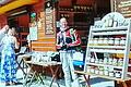 Margarete Voll posierte an einem Kiosk am Mittelpunkt Europas in der Ukraine vor einem Bierfässchen vom Kloster Kreuzberg, einem Relikt, das sie hier nie erwartet hätte.