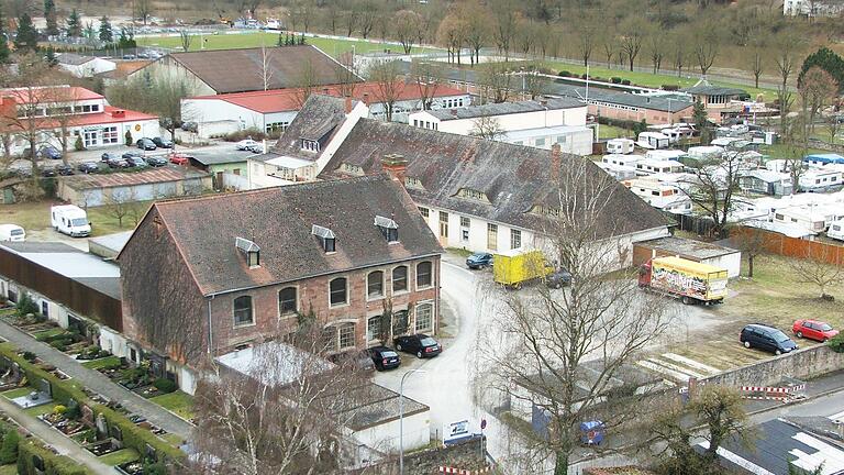 Das Hegewaldgelände mit dem Buntsandsteingebäude und dem langgestreckten Haus sowie dem Dauercamperplatz (rechts). Das Foto stammt von 2009. Das Hegewaldgelände mit dem Buntsandsteingebäude und dem langgestreckten Haus sowie dem Dauercamperplatz (rechts). Das Foto stammt von 2009. 