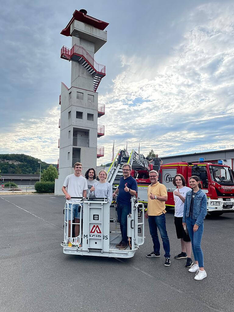 Auf der Drehleiter eines Feuerwehrautos: In der Vorbereitungszeit haben sich die Seminarteilnehmer schon mal mit der Höhe vertraut gemacht. Auf der Drehleiter eines Feuerwehrautos: In der Vorbereitungszeit haben sich die Seminarteilnehmer schon mal mit der Höhe vertraut gemacht.