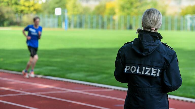 Jonas Keck beim Lauf unter polizeilicher Aufsicht: Polizeihauptkommissarin Claudia Ernst zählt die Runden beim Cooper-Test.